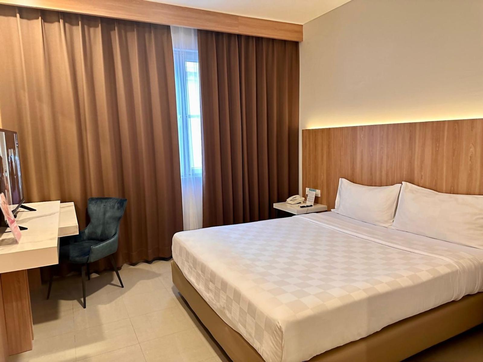 Royal Palm Hotel & Conference Center Cengkareng Jakarta Exterior photo